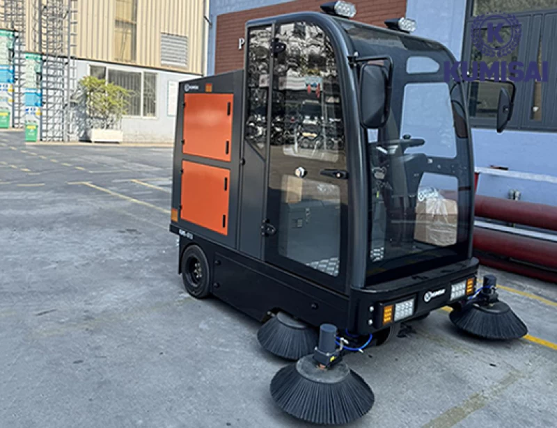 Xe quét rác công nghiệp ngồi lái Kumisai KMS-S13 - Hình ảnh 4 KUMISAI